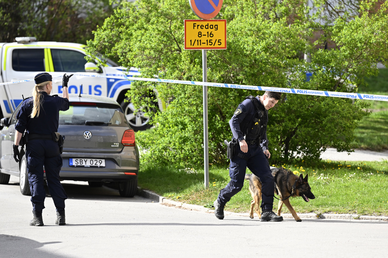 Polis på plats efter att en explosion har inträffat i ett flerfamiljshus i Vällingby. Foto: Jessica Gow/TT