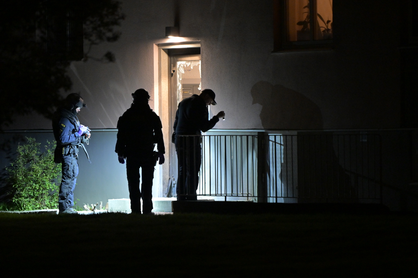 Polisens bombtekniker undersöker platsen. Foto: Björn Larsson Rosvall/TT