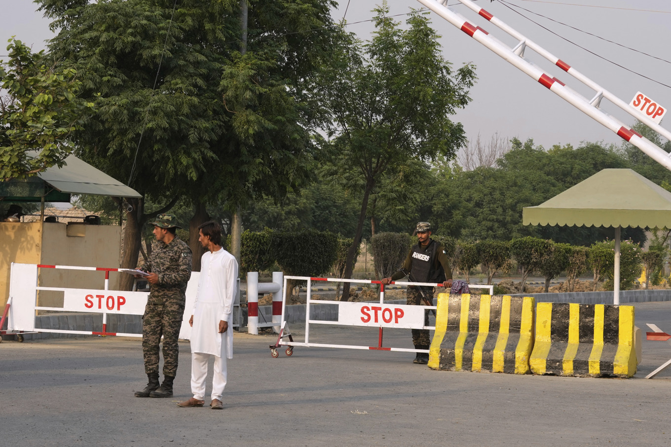 Pakistansk paramilitära soldater står vakt under onsdagen vid en gränsövergång i Kashmir mellan den pakistanska och indiska delen. Foto: K.M. Chaudary/AP/TT