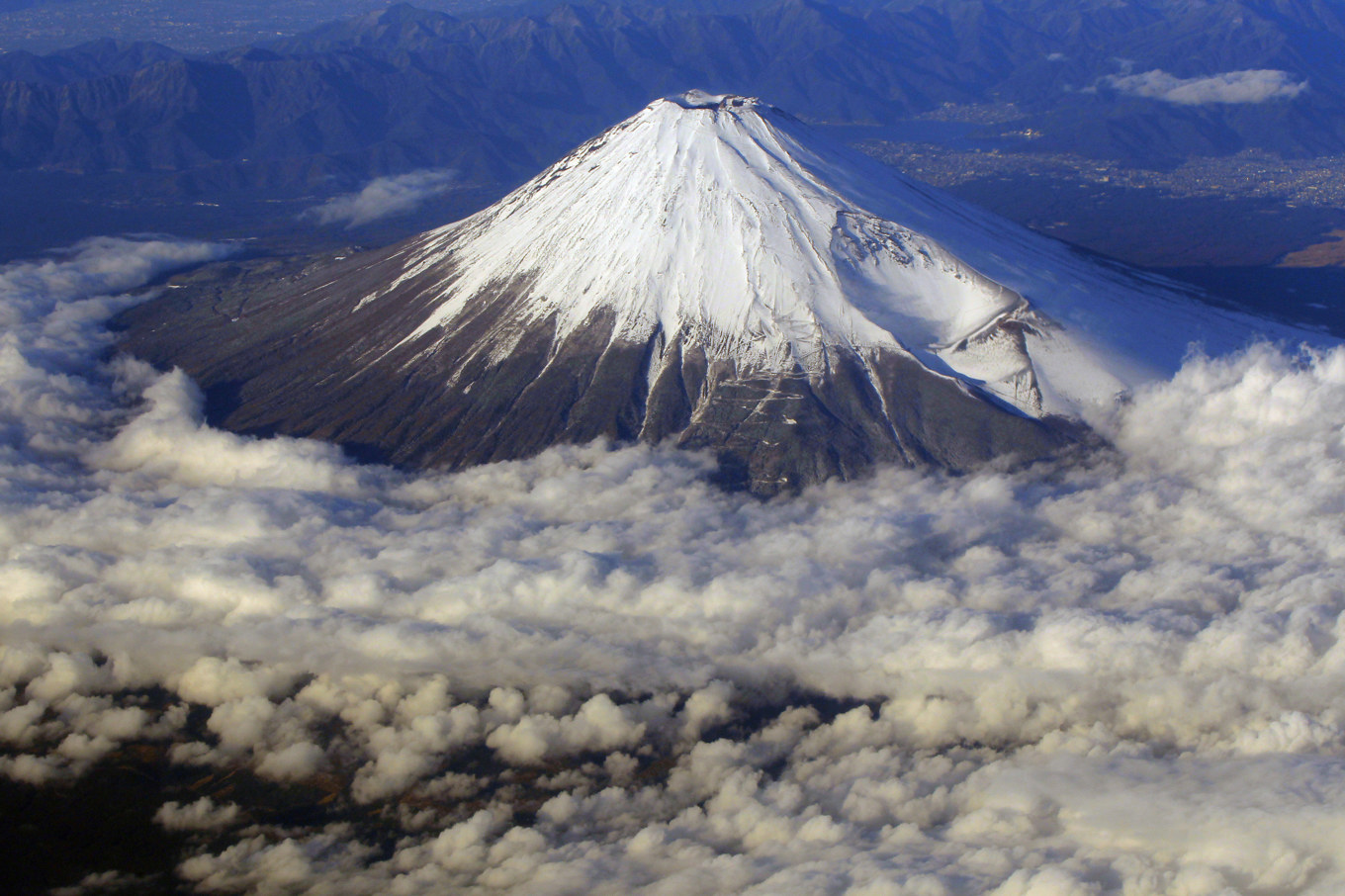 En kinesisk student boende i Japan har räddats med helikopter från berget Fuji två gånger på en vecka. Foto: Itsuo Inouye/AP/TT