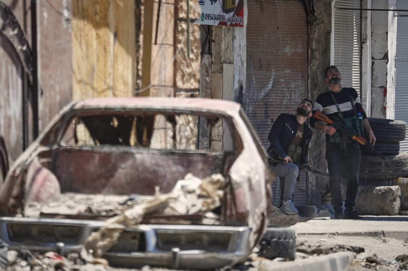 Väpnade druser på gatorna i Jaramana utanför Damaskus på tisdagen. Foto: Omar Sanadiki/AP/TT