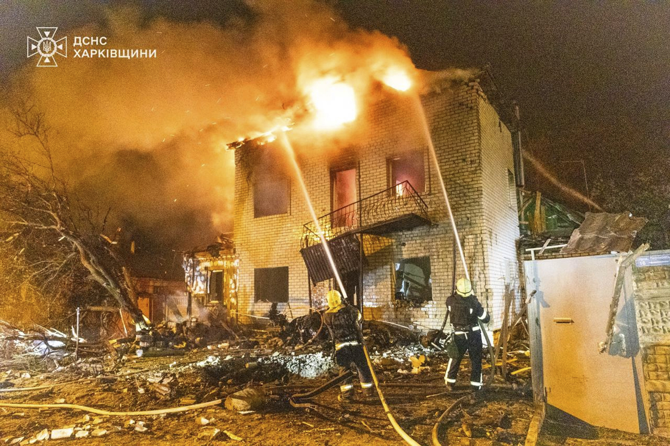 Brandmän i arbete i Charkiv. Bilden har tillhandahållits av den ukrainska räddningstjänsten. Foto: Ukrainian Emergency Service via AP/TT