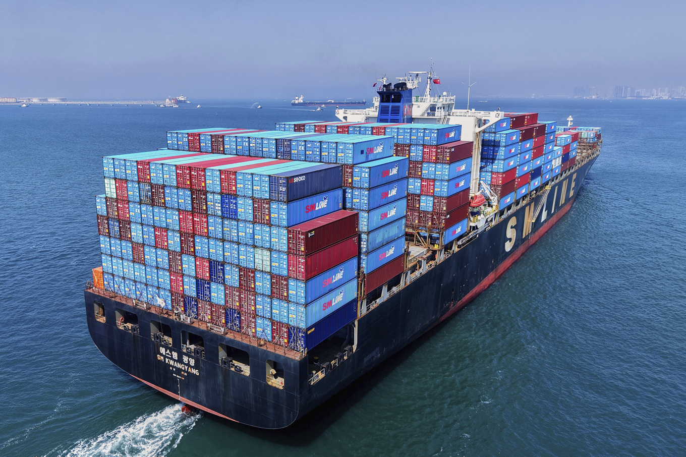 En containerfrakt på väg från en kinesisk hamn. Arkivbild. Foto: Chinatopix via AP/TT