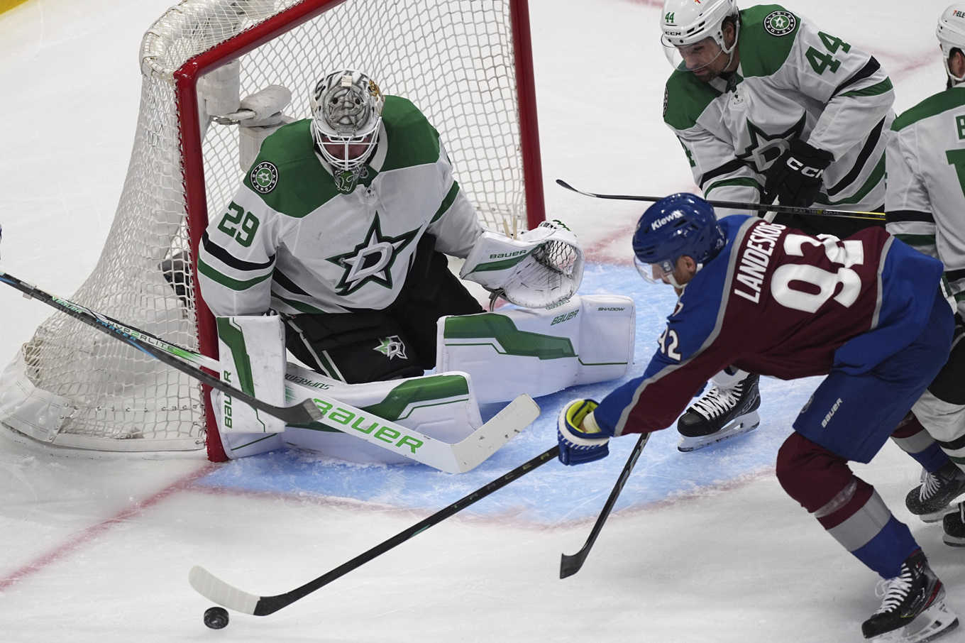 Gabriel Landeskog i kamp om pucken under nattens match mot Dallas. Foto: David Zalubowski/AP/TT