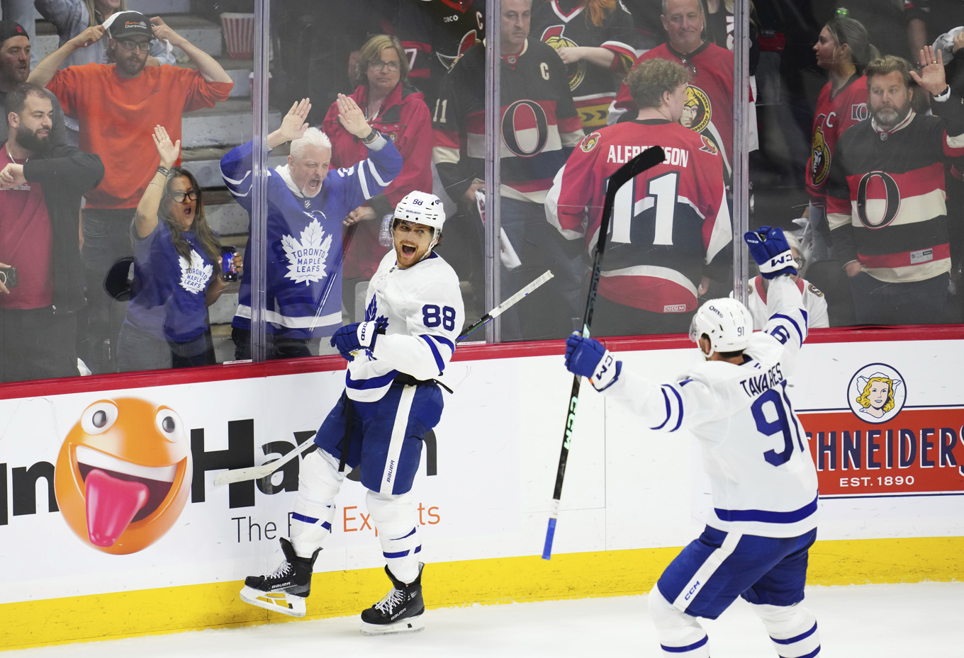 William Nylander (närmast plexiglaset) firar efter att ha spikat slutresultatet i öppen kasse. Foto: Sean Kilpatrick/AP/TT