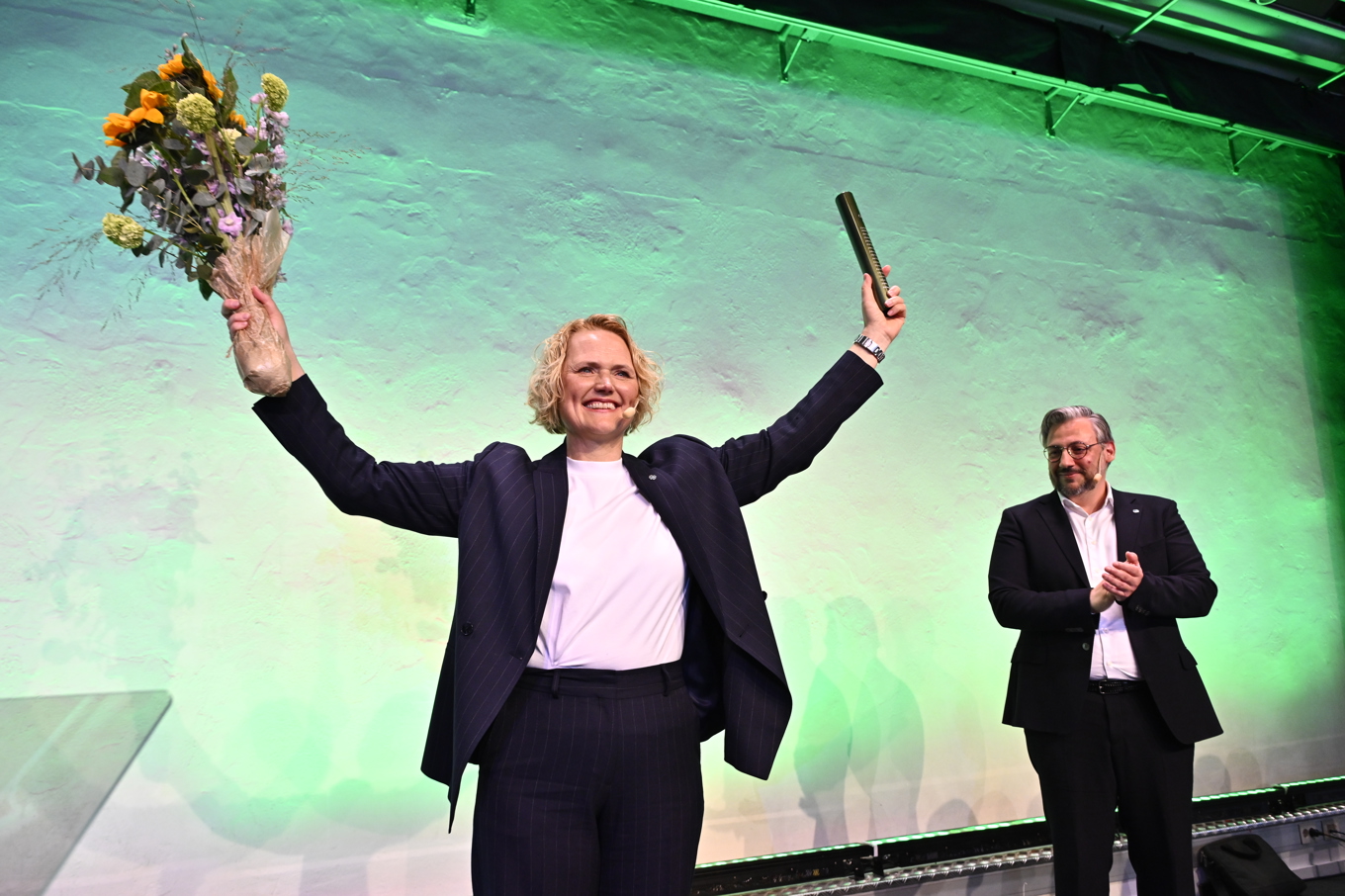 Centerpartiets tidigare partiledare Muharrem Demirok lämnar över stafettpinnen till Anna-Karin Hatt partiets extrastämma på Münchenbryggeriet i Stockholm. Foto: Anders Wiklund/TT