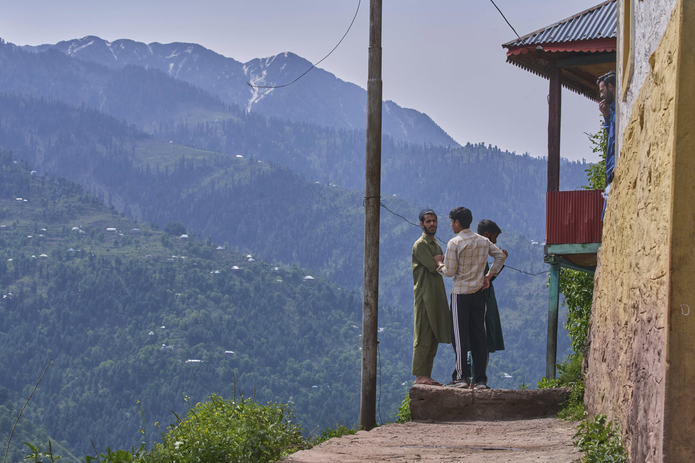 Kashmirbor i byn Churunda, nära kontaktlinjen på den pakistanskt kontrollerade sidan av Kashmir. Bilden togs under fredagen. Foto: Dar Yasin/AP/TT