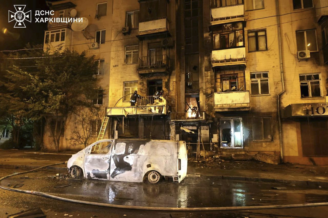 Brandmän i arbete i Charkiv efter nattens ryska anfall. Bilden har distribuerats av ukrainsk räddningstjänst. Foto: Ukrainsk räddningstjänst via AP/TT