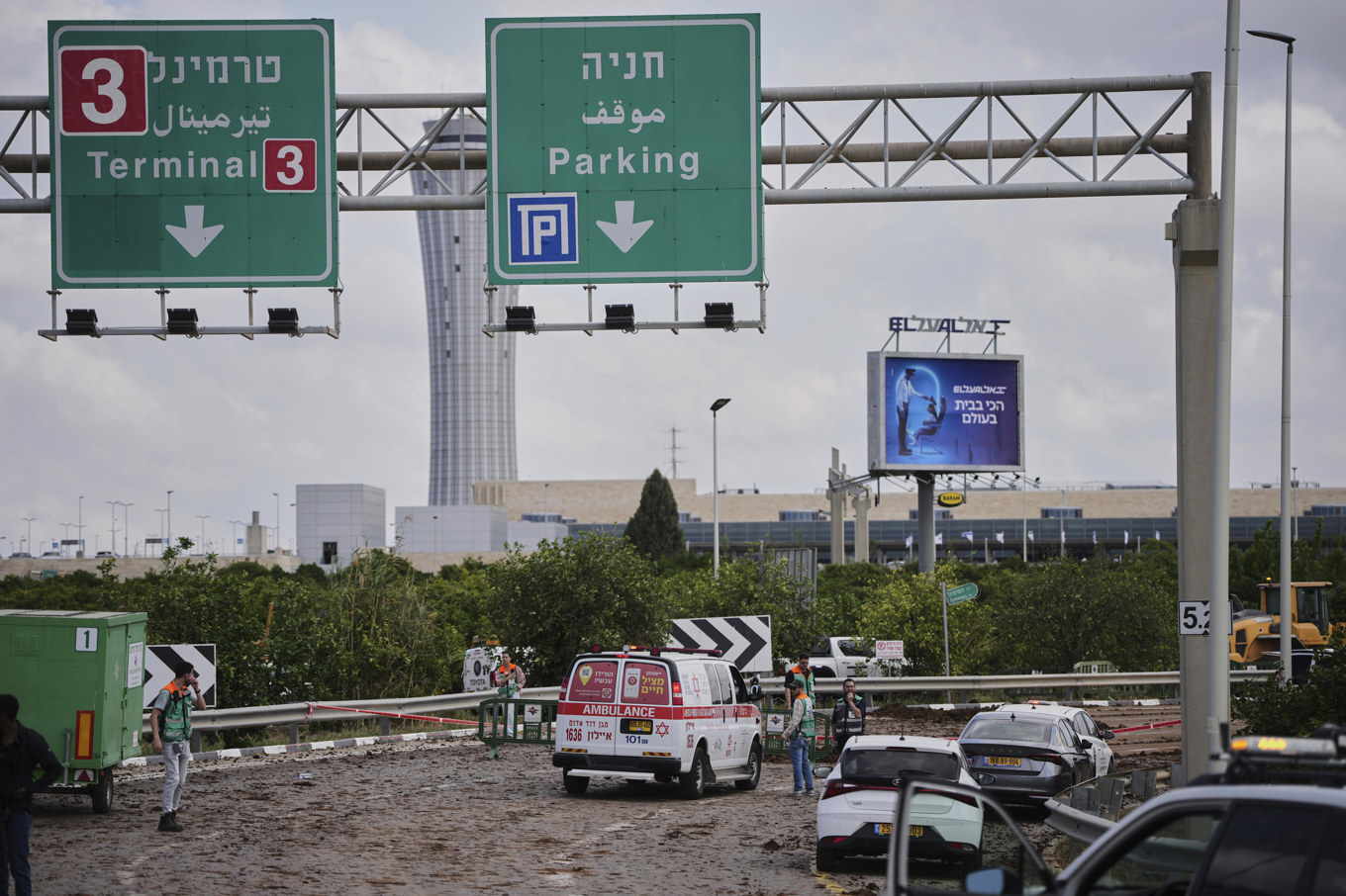 En robot slog ned vid en väg intill Israels största flygplats på söndagen. Foto: Ohad Zwigenberg/AP/TT