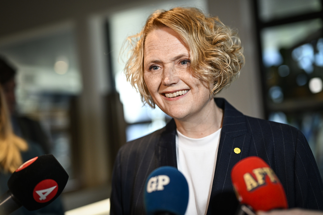 Centerpartiets Anna-Karin Hatt anländer till söndagskvällens partiledardebatt i SVT:s Agenda. Foto: Pontus Lundahl/TT