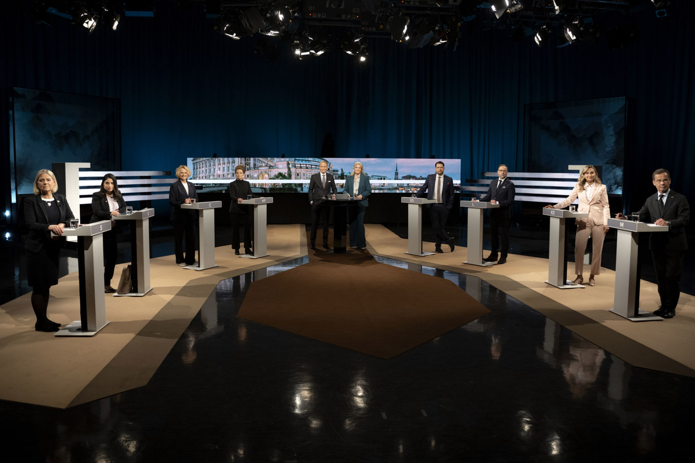 Partiledarna har tagit plats för SVT:s debatt. Foto: Pontus Lundahl/TT
