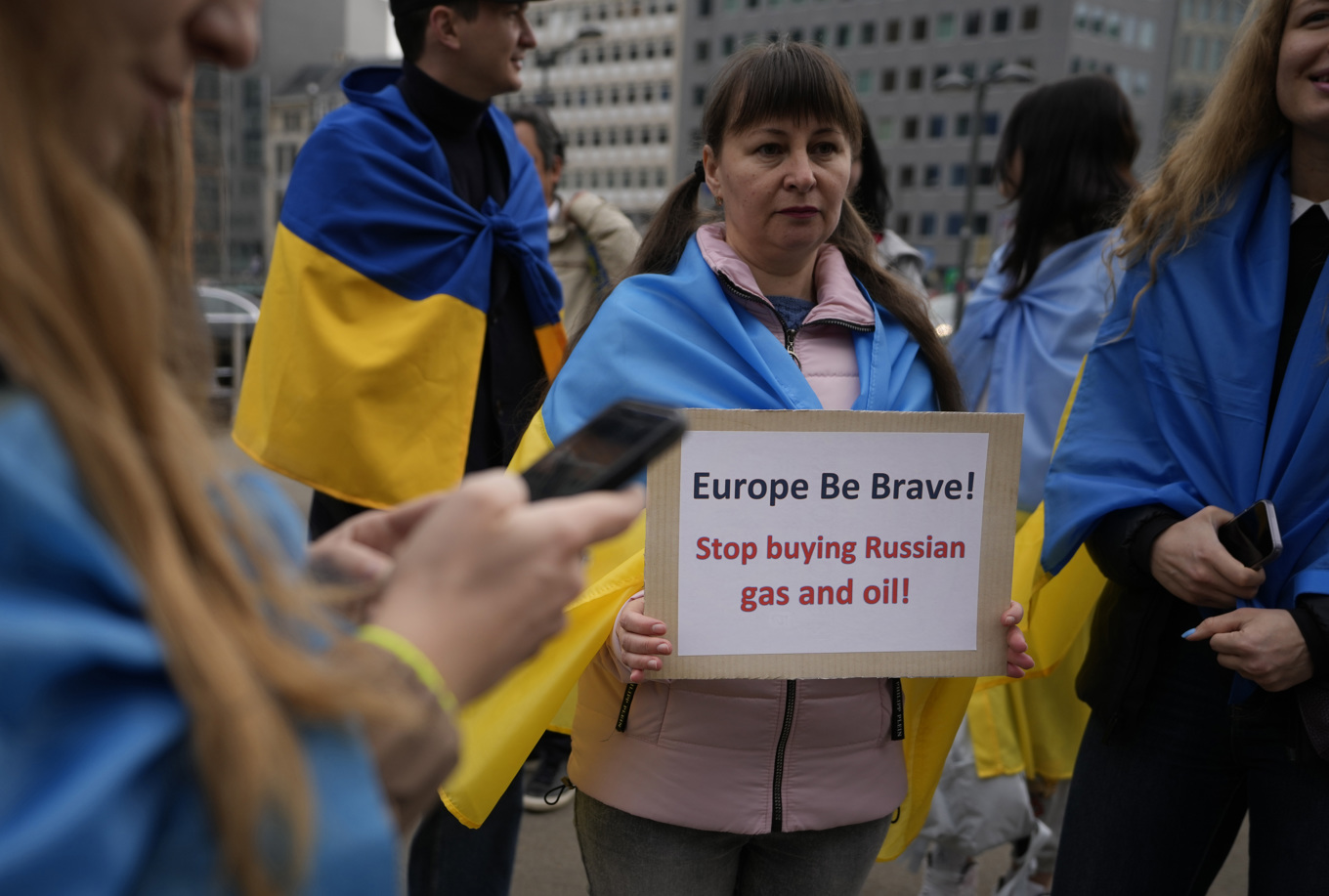Demonstration mot inköp av rysk energi utanför EU:s huvudkontor i Bryssel 2022. Foto: Virginia Mayo/AP/TT