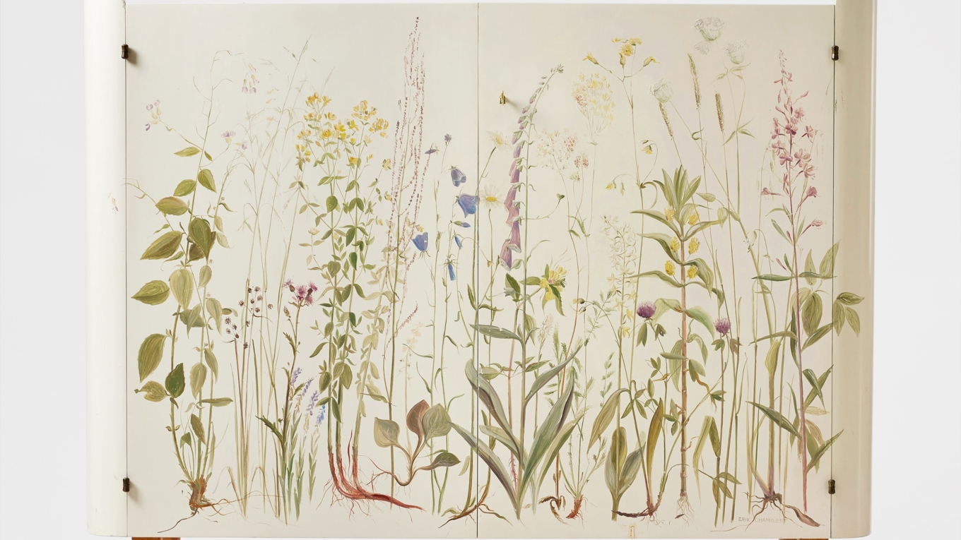 Blomsterskåpet är handmålat av Erik Chambert. Foto: Stockholms Auktionsverk
