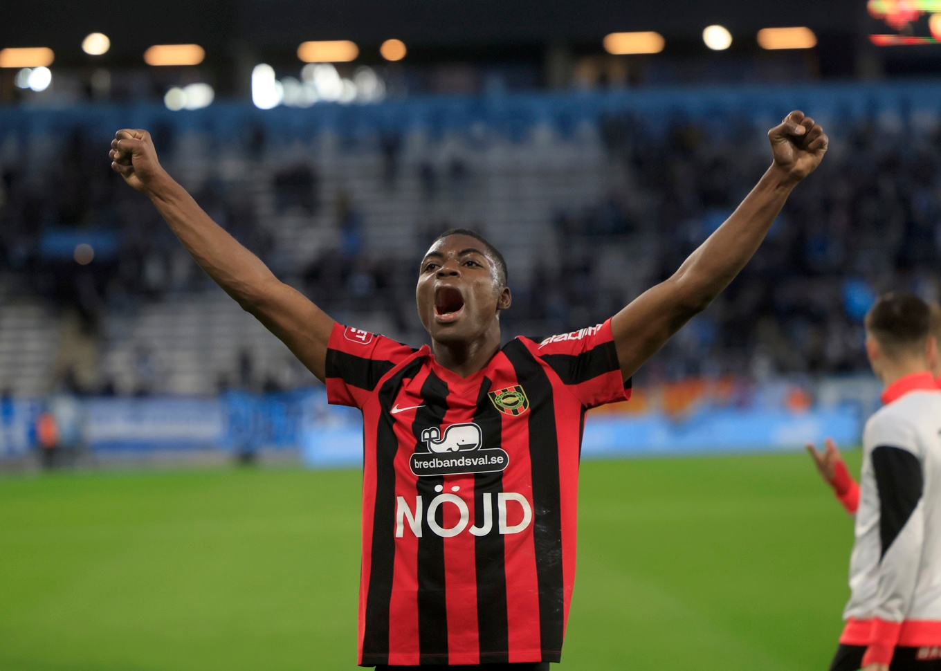 Brommapojkarnas Ezekiel Alladoh jublar efter segern i måndagens allsvenska match borta mot Malmö FF. Foto: Andreas Hillergren/TT