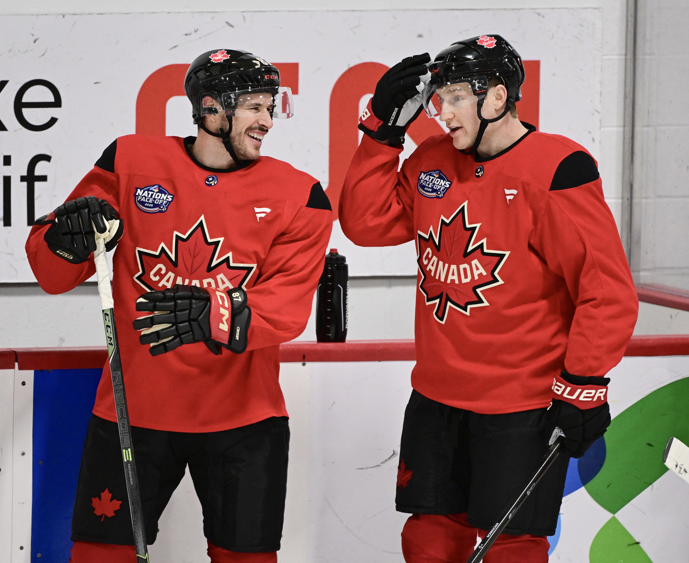 Sidney Crosby och Nathan MacKinnon på en träning i Montreal under Four Nations i februari. Arkivbild. Foto: Jonas Ekströmer/TT