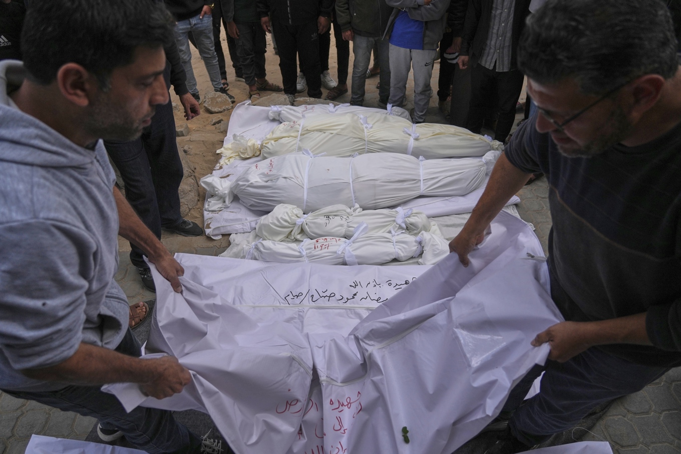 På måndagen har minst ett 20-tal palestinier dödats i israeliska attacker mot Gaza. På bilden förbereds kvinnor, män och barn för begravning i Gaza stad. Foto: Jehad Alshrafi/AP/TT