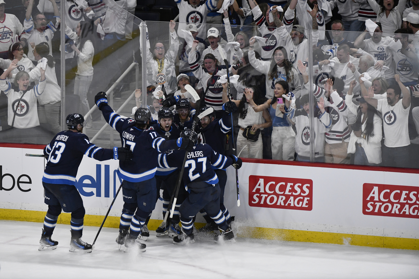 Winnipeg firar under matchen mot St Louis. Foto: Fred Greenslade/The canadian press via AP/TT