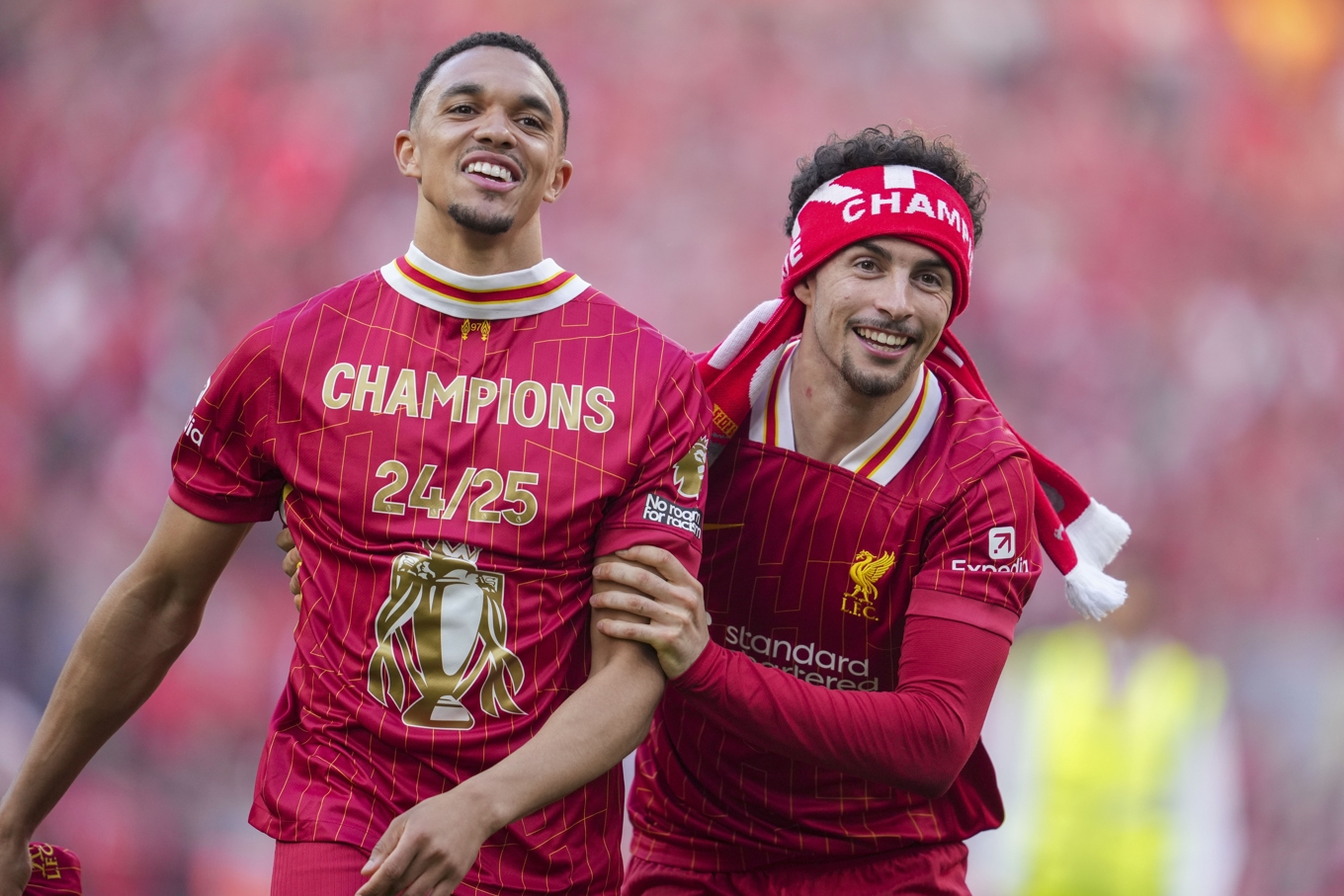 Trent Alexander-Arnold, vänster, och Curtis Jones firade Liverpools Premier League-titel hemma på Anfield för någon vecka sedan. Foto: Jon Super/AP/TT