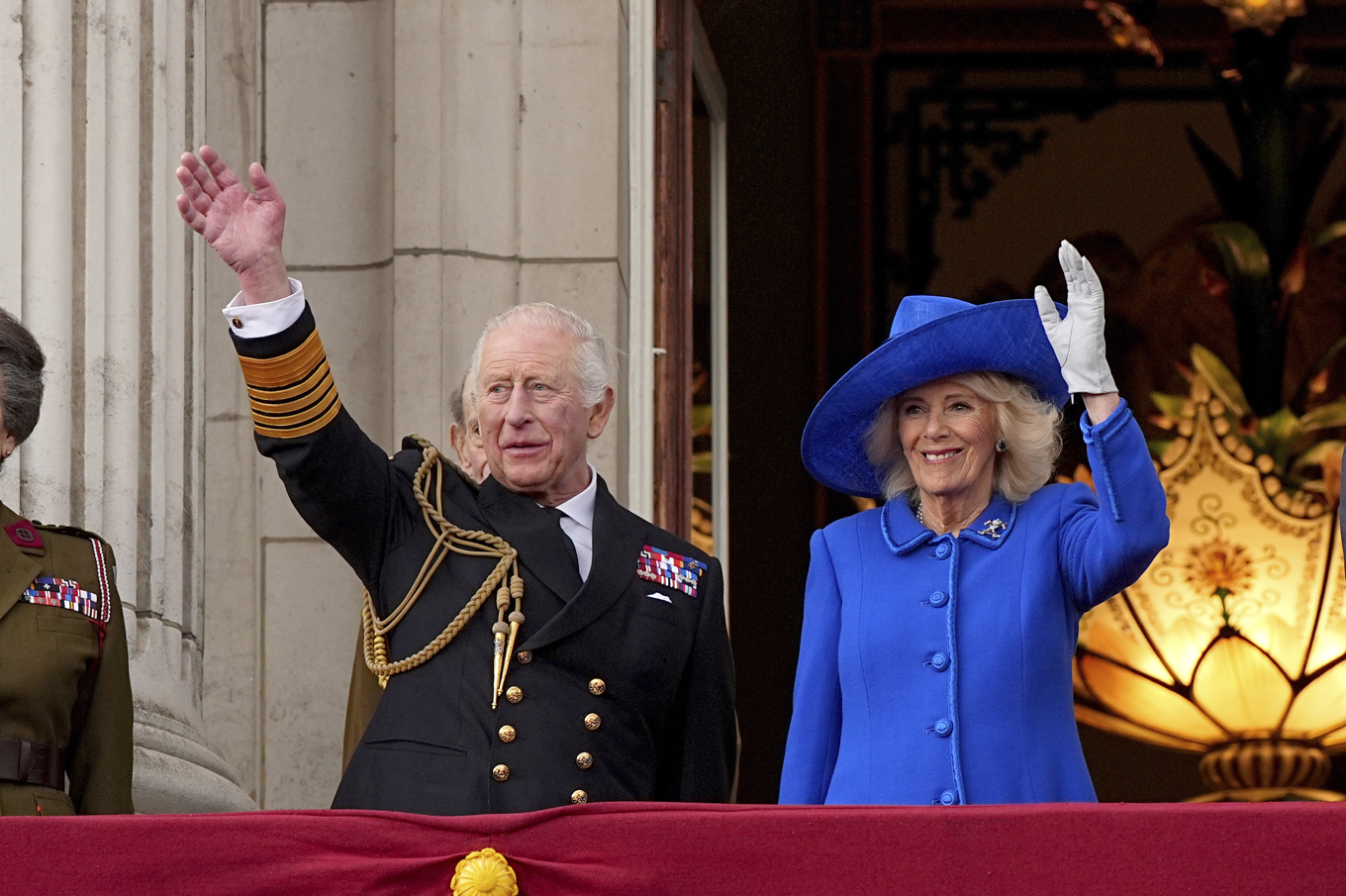Kung Charles III och drottning Camilla vinkar till folket från en balkong på Buckingham Palace – samma balkong som dåvarande kung George VI firade krigsslutet på 1945. Foto: Aaron Chown/AP/TT