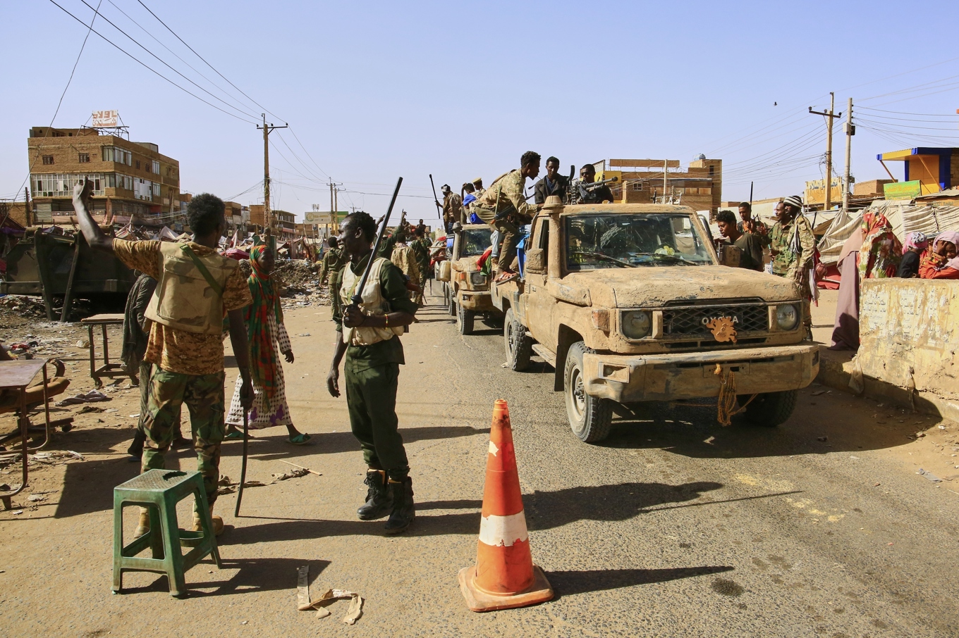Soldater från Sudans militär i en ort söder om huvudstaden Khartum som tidigare hölls av paramilitära RSF i det pågående inbördeskriget. Foto: AP/TT