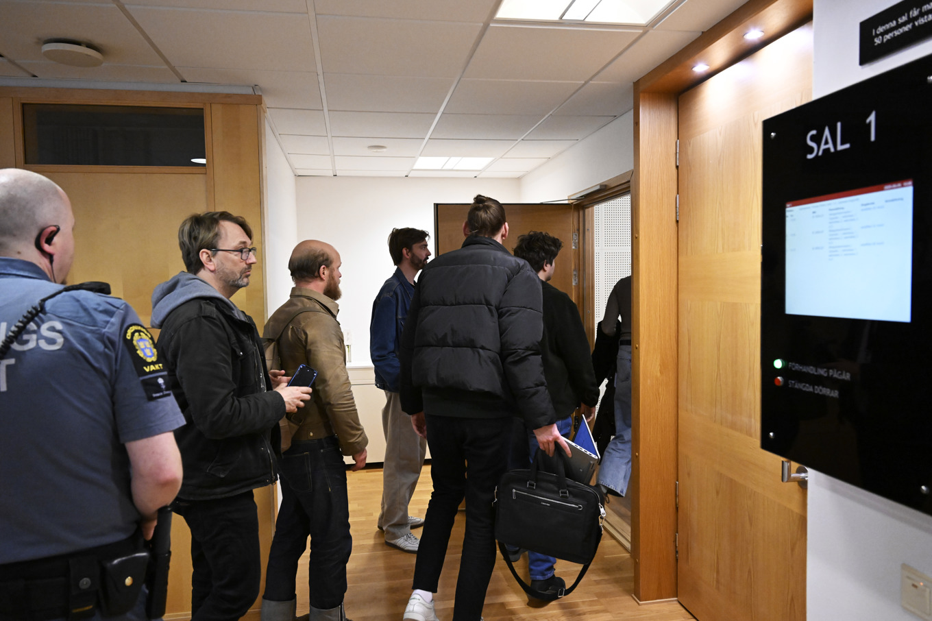 Pressen på väg in till häktningsförhandlingen mot den man som misstänks för tre mord i Uppsala. Foto: Jessica Gow/TT