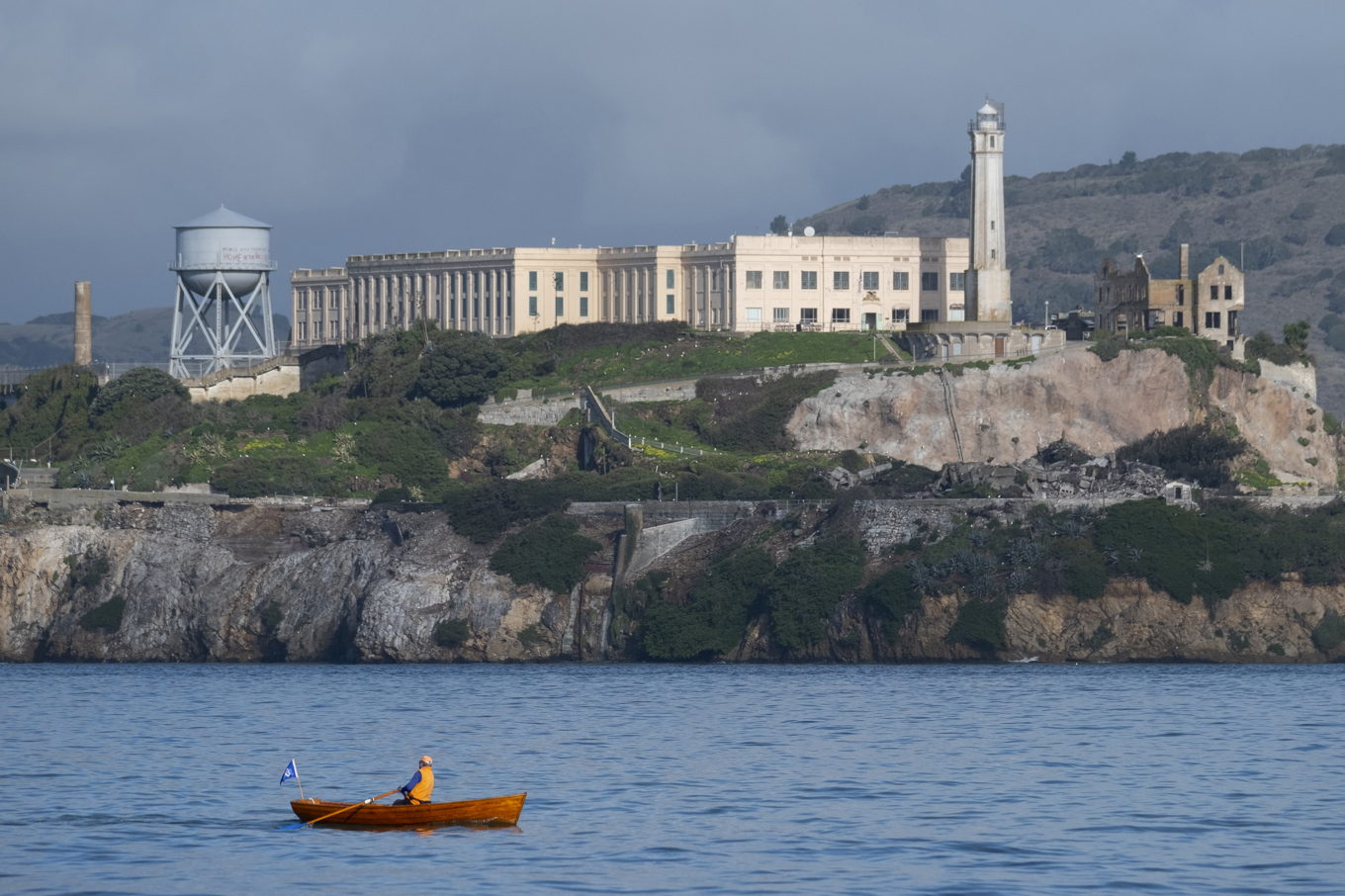 En man ror förbi ön där fängelset Alcatraz, i dag en turistdestination, ligger. Arkivbild. Foto: Eric Risberg/AP/TT