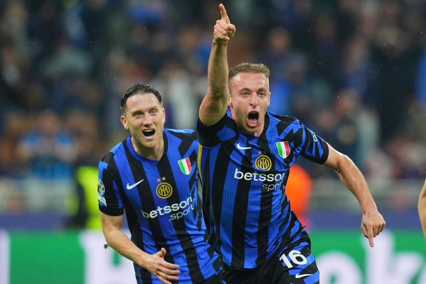 Vild glädje i Inter efter att Davide Frattesi, till höger, satt 4–3 i förlängningen mot Barcelona i tisdagens semifinalretur i Champions League. Foto: Spada/AP/TT