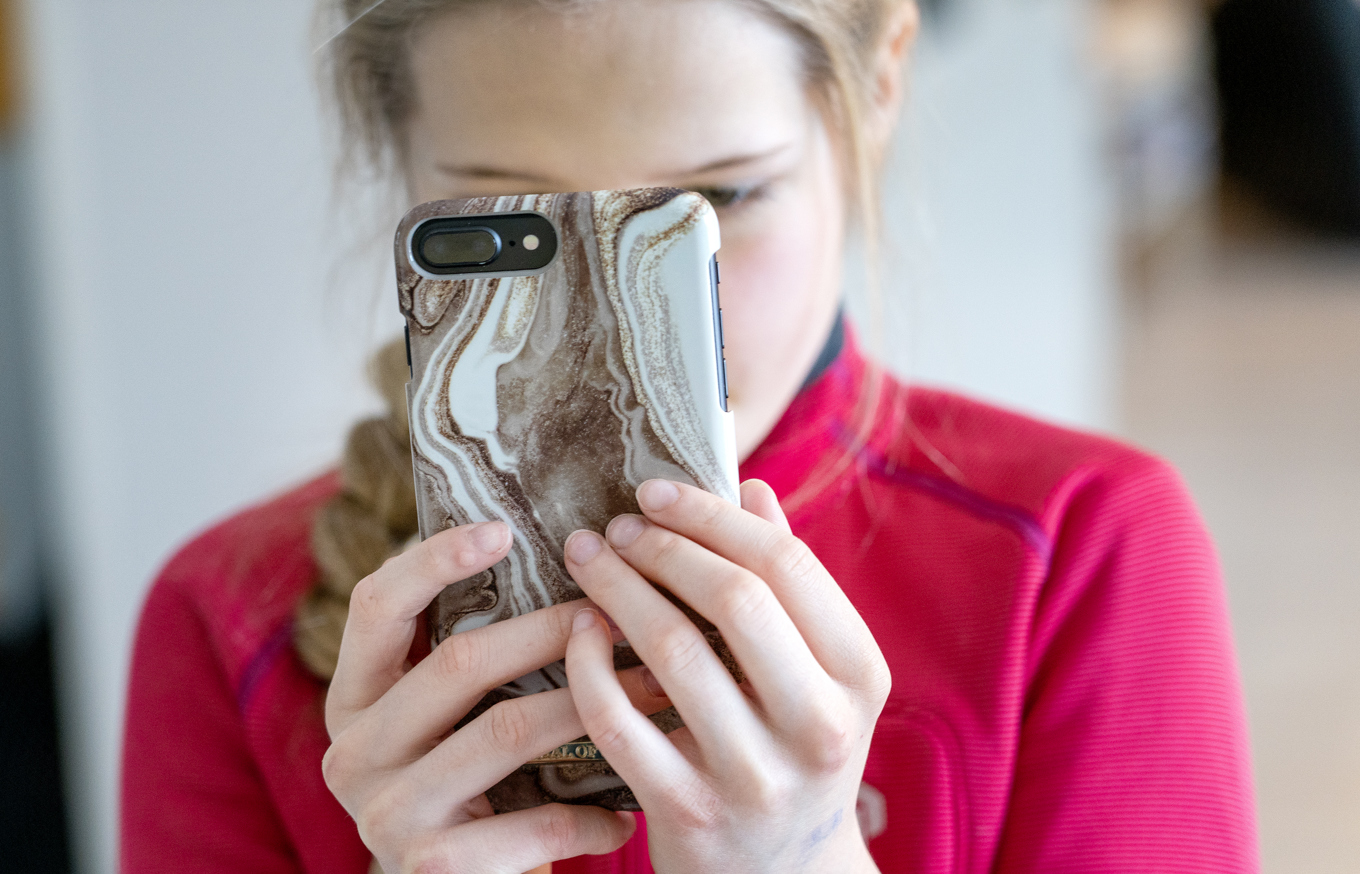 En flicka med en mobil. Arkivbild. Foto: Gorm Kallestad/NTB/TT