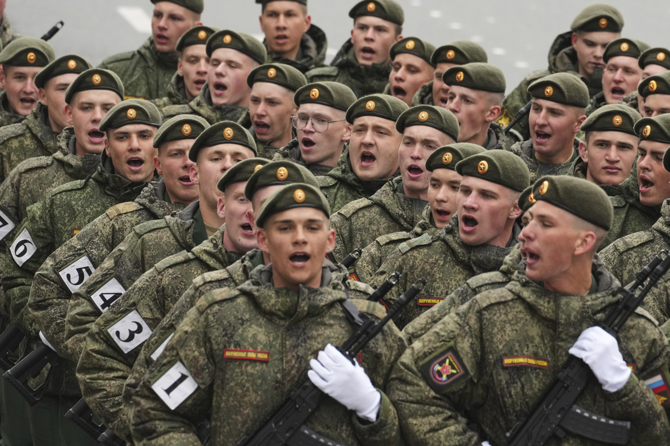 Ryska soldater övar på måndagen inför fredagens militärparad. Foto: Dmitri Lovetsky/AP/TT