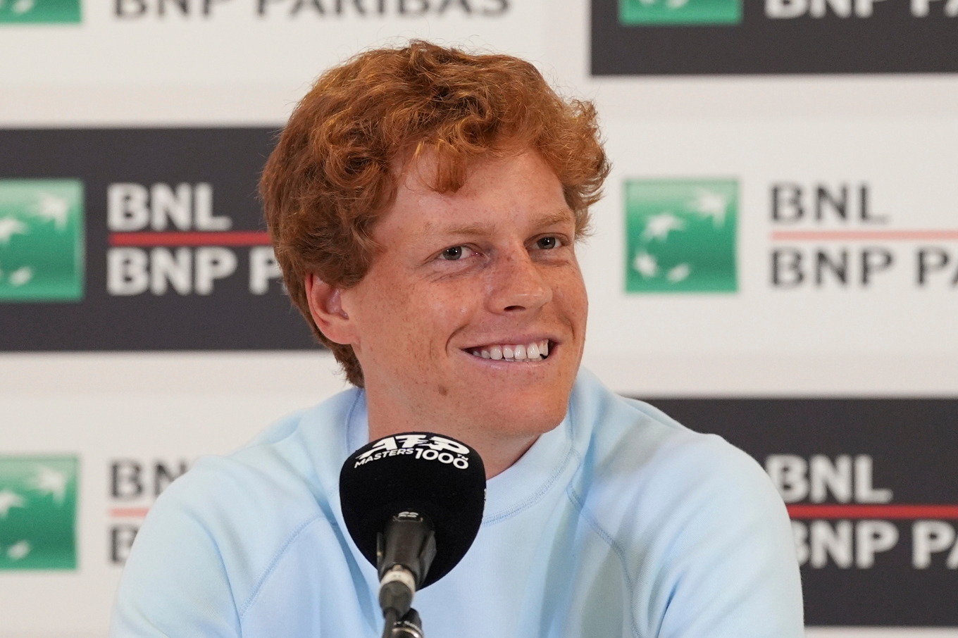 Världsettan Jannik Sinner är tillbaka på tennisbanan efter sin dopningsavstängning. Foto: Alfredo Falcone/AP/TT