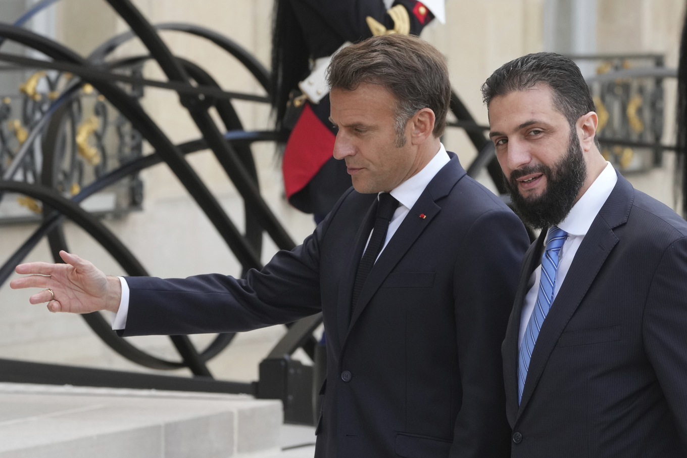 Frankrikes president Emmanuel Macron och hans syriske motsvarighet Ahmed al-Sharaa i Paris på onsdagen. Foto: Michel Euler/AP/TT