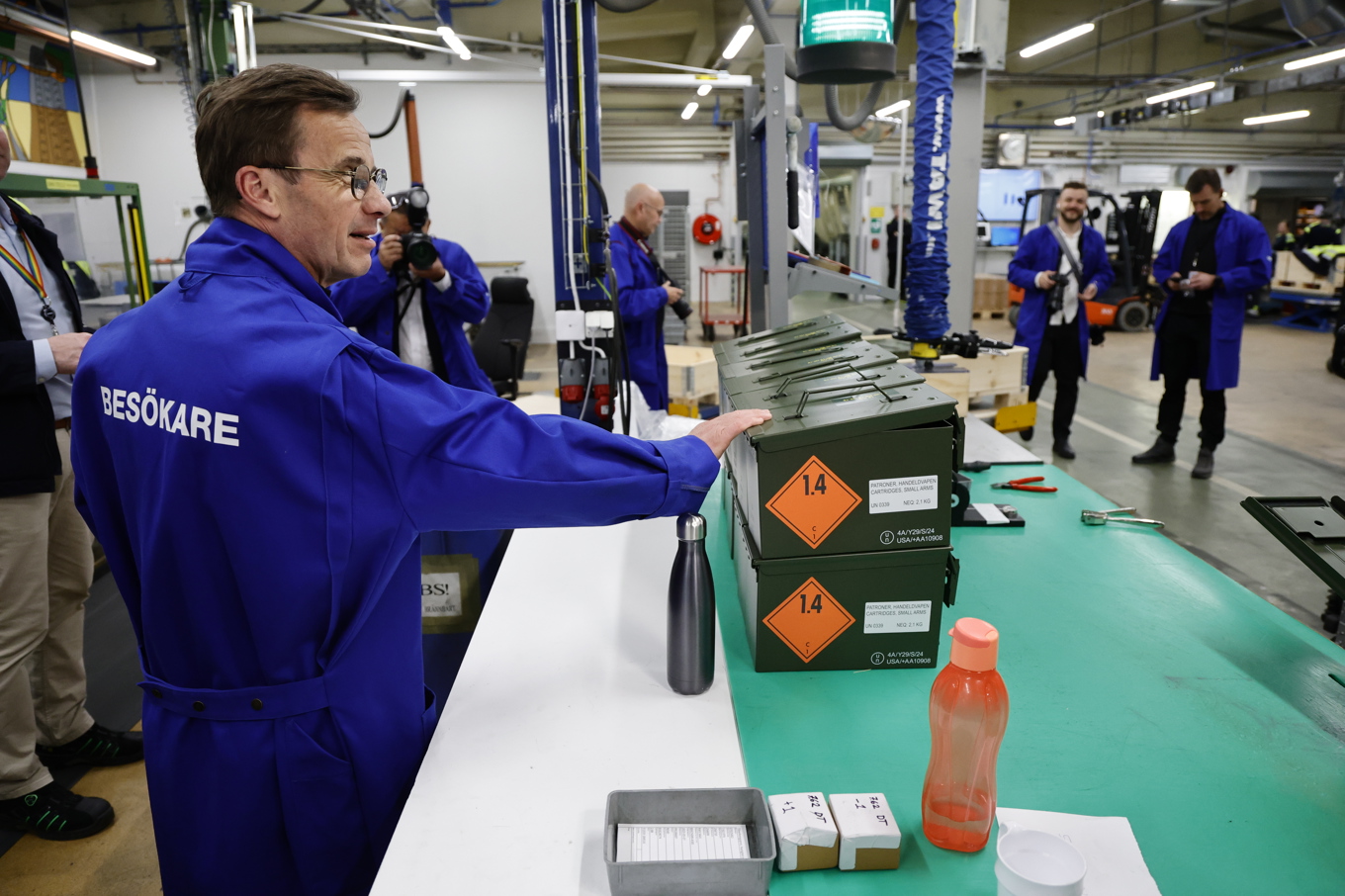Statsminister Ulf Kristersson på besök i ammunitionstillverkaren Nammos fabrik i Karlsborg på onsdagen. Foto: Adam Ihse/TT