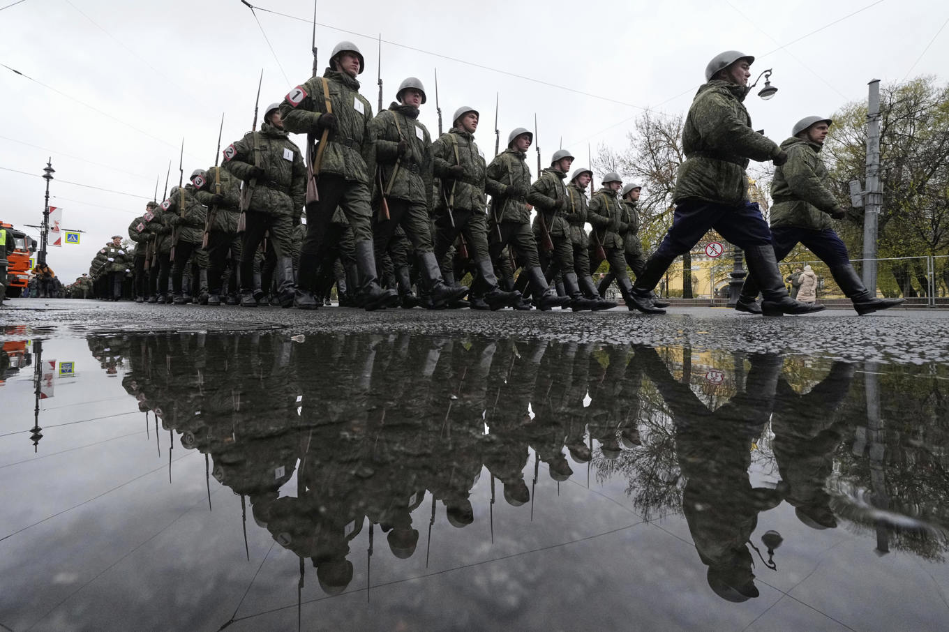 Ryska soldater genrepar i S:t Petersburg, där det också kommer att hållas segerdagsfirande på fredag. Foto: Dmitri Lovetsky/AP/TT