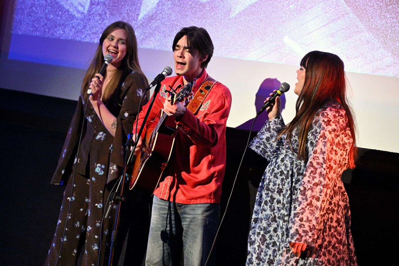 First Aid Kit och Isak Benjamin uppträdde under stödkvällen. Foto: Claudio Bresciani/TT