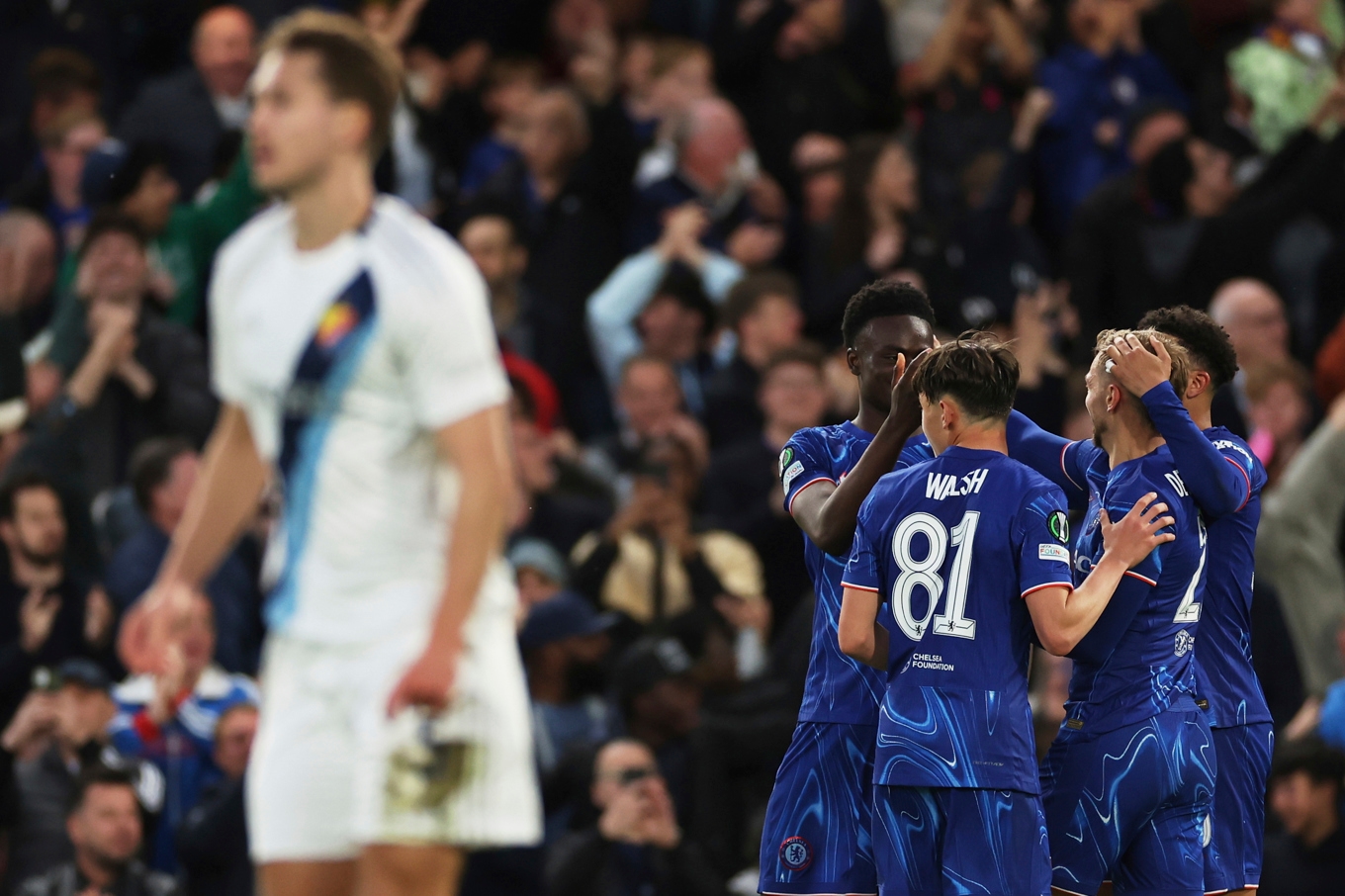 Chelsea firar Kiernan Dewsbury-Halls mål mot Djurgården. Foto: Ian Walton/AP/TT