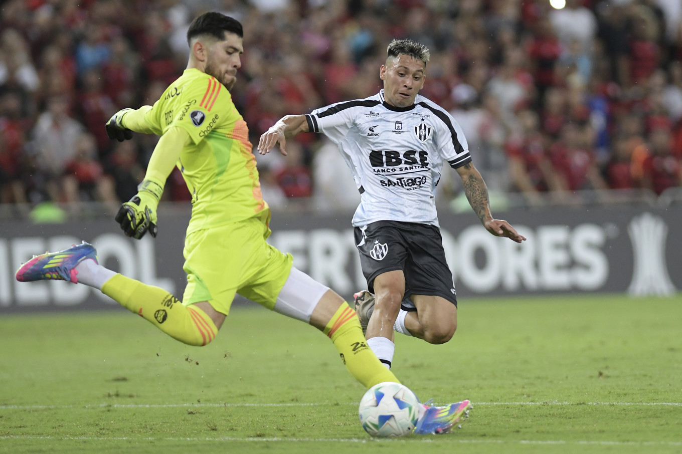 Målvakten Agustin Rossi färdades i en av de bilar som utsattes för beskjutning under Flamengos hemresa från Argentina. Foto: Dhavid Normando/AP/TT