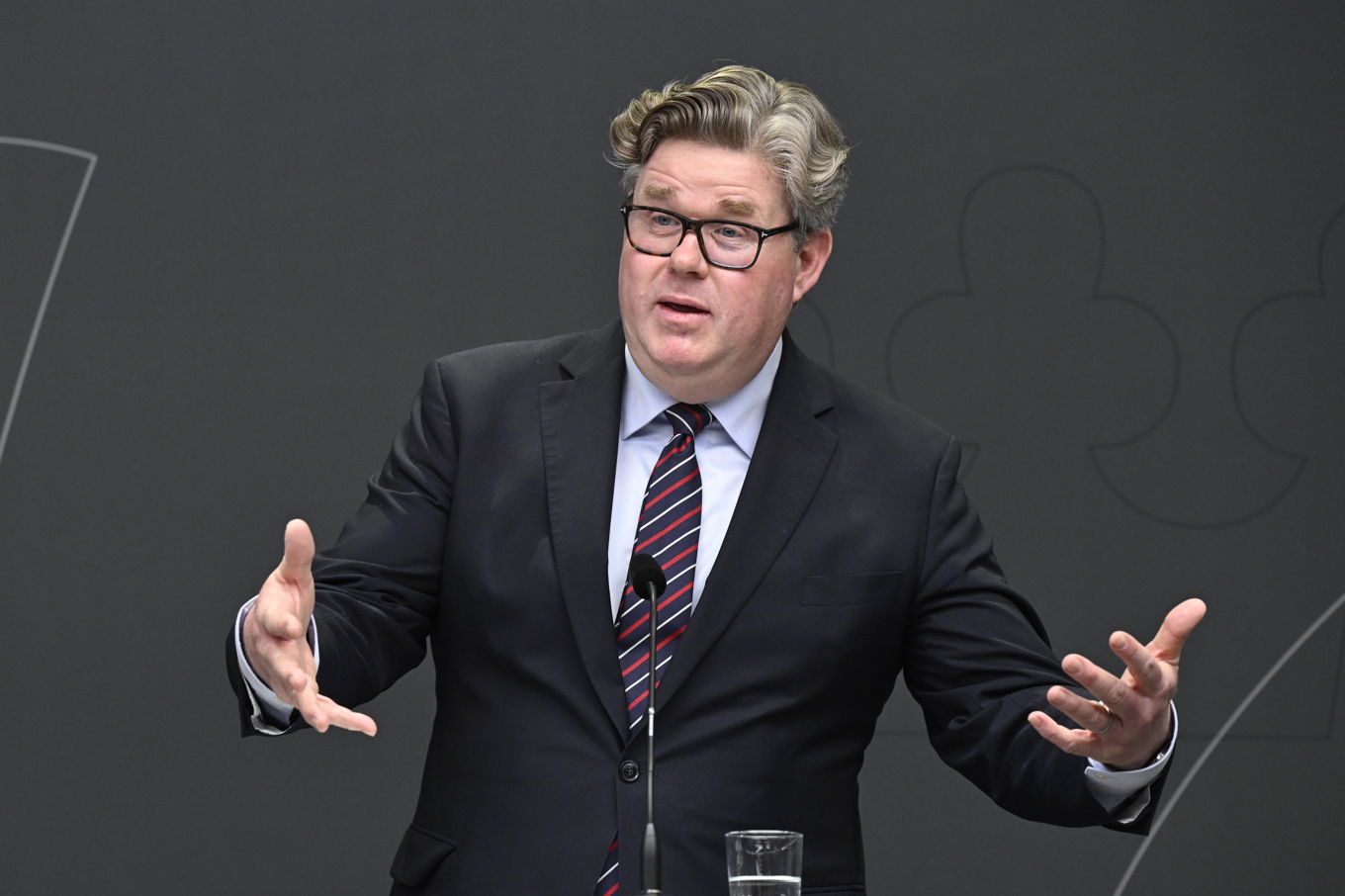 Justitieminister Gunnar Strömmer tar emot insynskommitténs förslag. Foto: Jessica Gow/TT