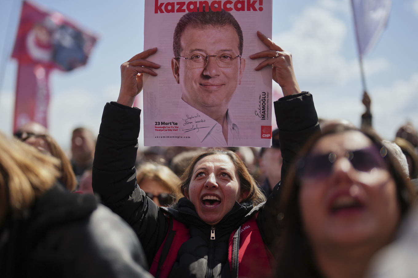 Tiotusentals människor demonstrerade på onsdagen till stöd för Istanbuls fängslade borgmästare Ekrem Imamoglu. Foto: Francisco Seco/AP/TT