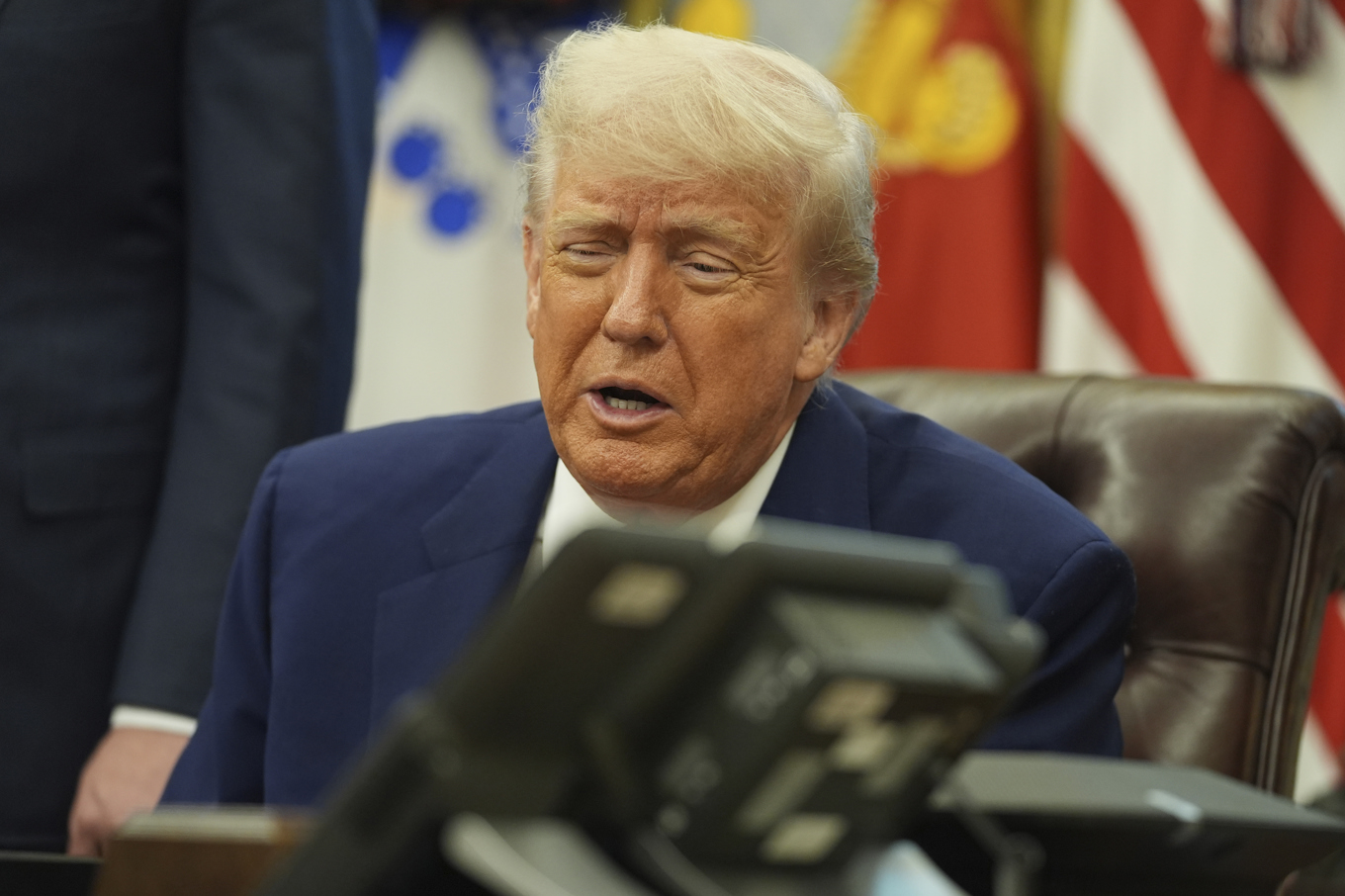 USA:s president Donald Trump pratar med Storbritanniens premiärminister Keir Starmer under deras gemensamma pressträff. Foto: Evan Vucci/AP/TT