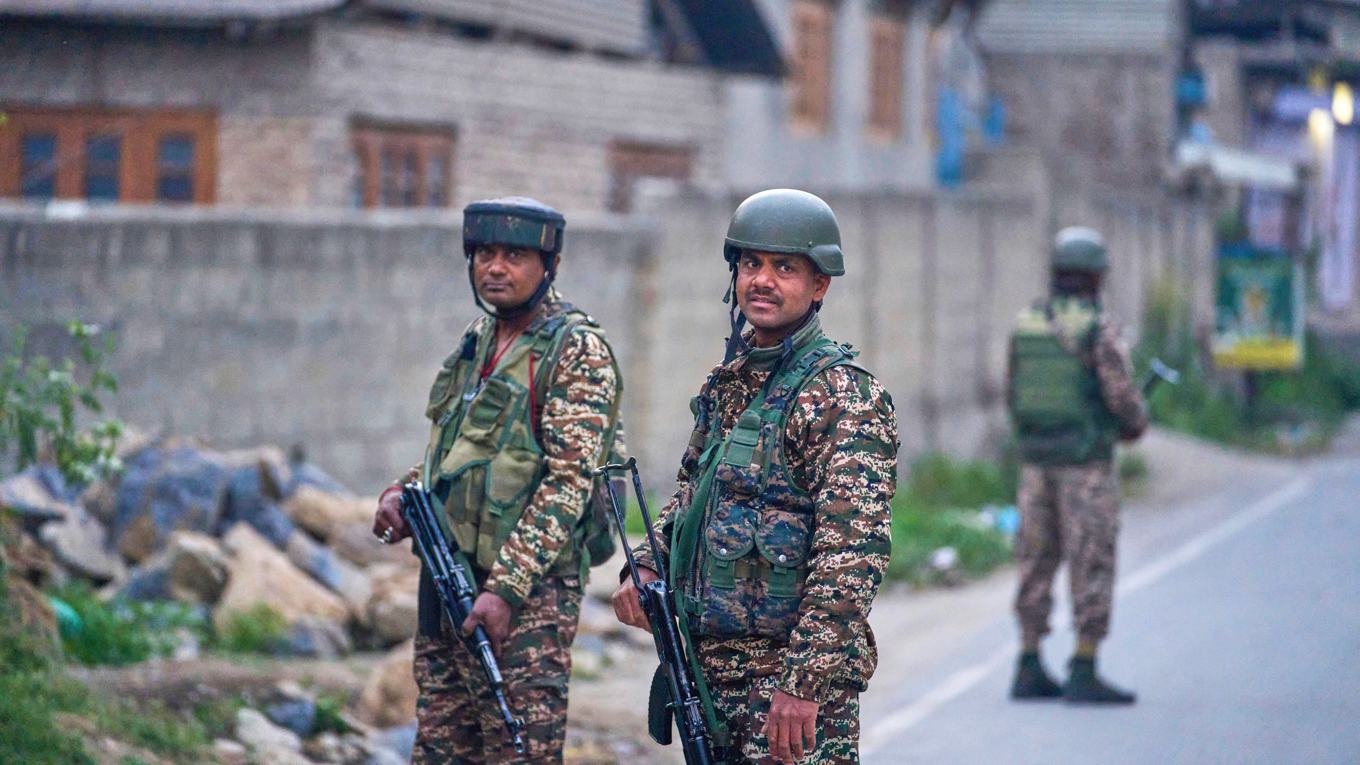 Indiska paramilitärer i den Indienkontrollerade delen av Kashmir. Bild från 7 maj. Foto: Dar Yasin/AP/TT