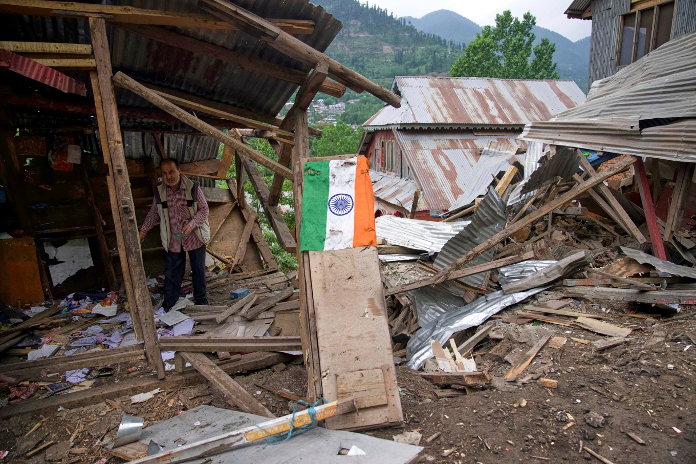 En förstörd byggnad i indiskkontrollerade Kashmir, efter fredagens pakistanska beskjutning. Foto: Dar Yasin/AP/TT