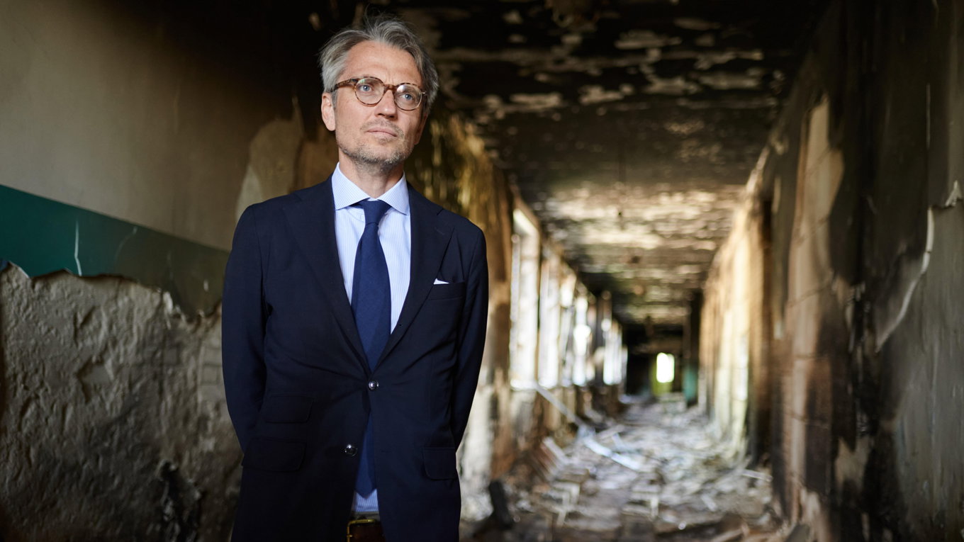 Tobias Thyberg när han var ambassadör i Ukraina. Här vid ett besök i juni 2022 i en sönderbombad skola i byn Velyka Dymerka öster om Kiev. Foto: Vitalij Holovin/TT