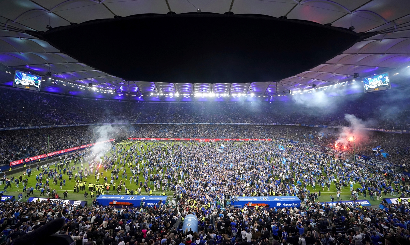Supportrarna stormade planen efter att det stod klart att Hamburg är tillbaka i Bundesliga. Foto: Marcus Brandt/AP/TT