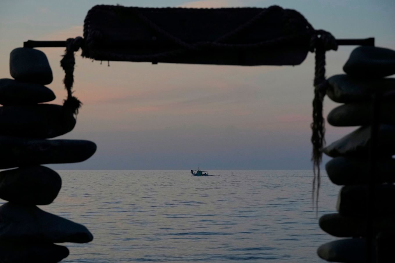 Fem fiskare har räddats efter att ha varit på drift i 55 dagar. Arkivbild. Foto: Petros Karadjias/AP/TT