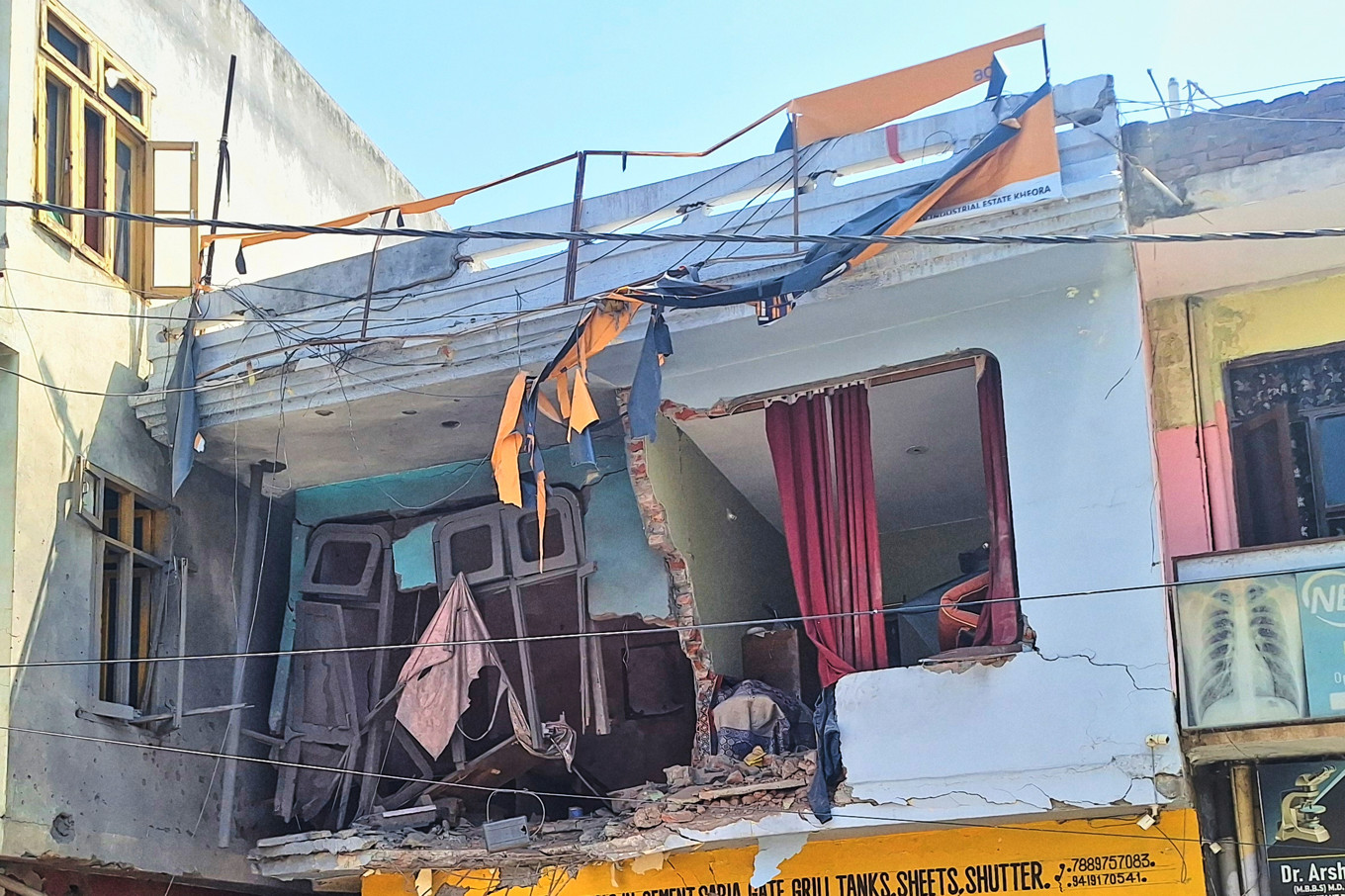 En bostad som har förstörts i attacker mot Rajouri, Indien, på lördagen. Foto: AP/TT