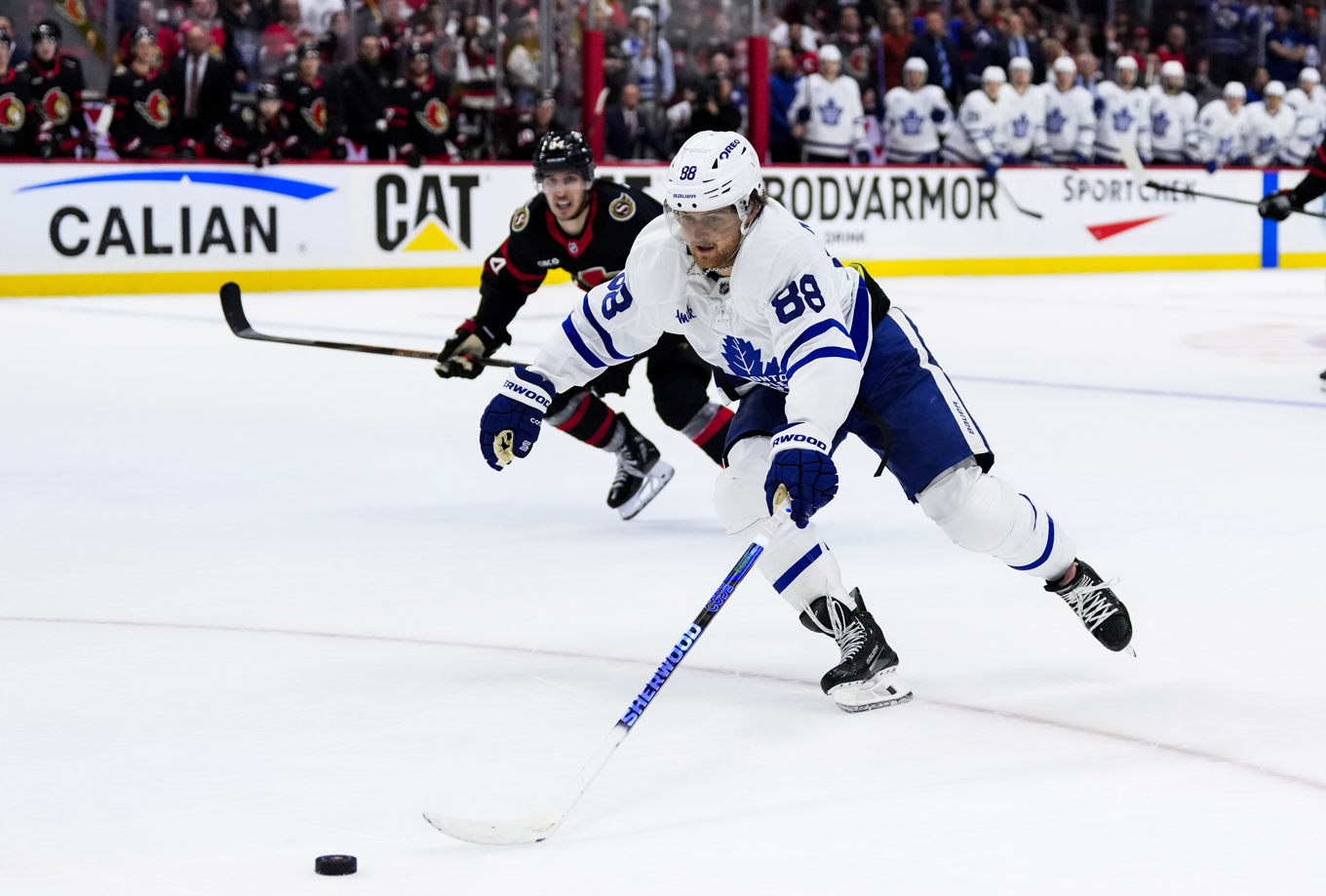 William Nylander med pucken under en av matcherna i åttondelsfinalen mot Ottawa. Arkivbild. Foto: Justin Tang/AP/TT