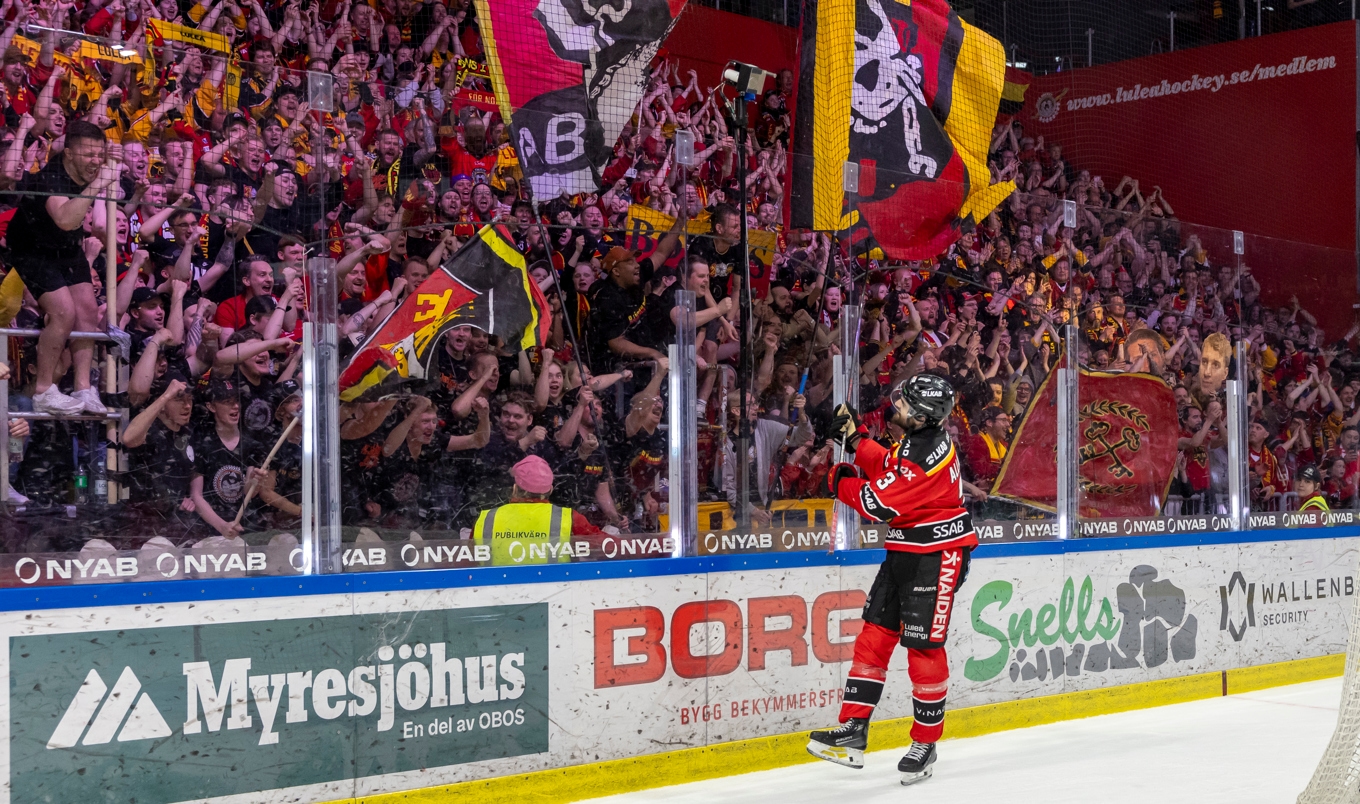 En del Luleåfans firade för vilt efter guldet och nu har deras lokal sagts upp. Bild från en match i april. Foto: Pär Bäckström/TT