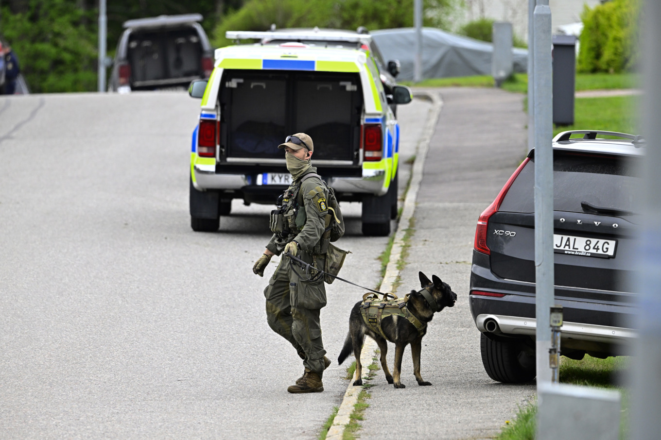 Polis på plats i Skultuna där en kvinna mördades under fredagen. Foto: Magnus Lejhall/TT