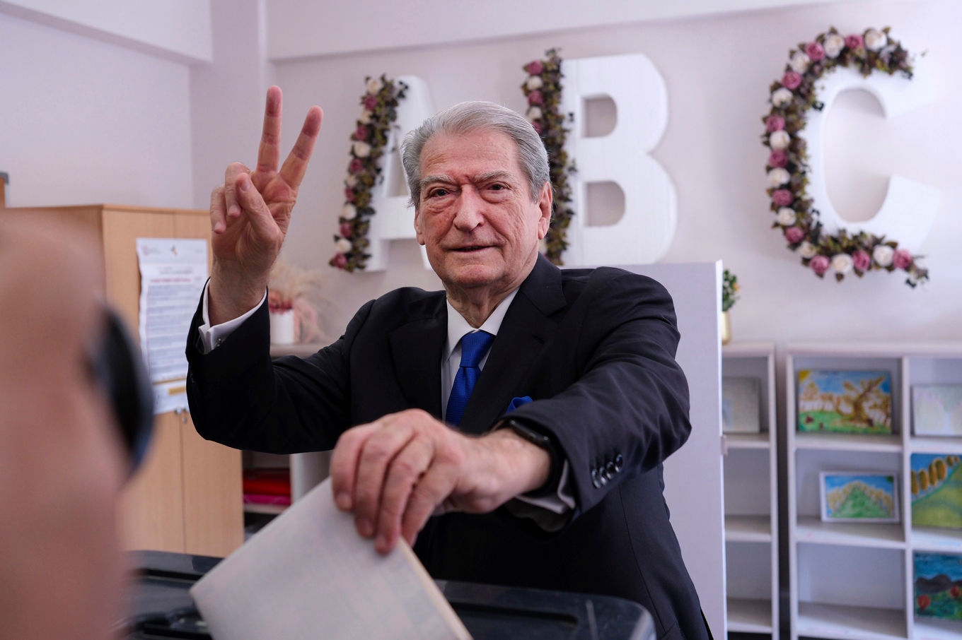 Sali Berisha, partiledare för konservativa Demokratiska partiet, lämnar sin röst i en röslokal i Tirana på söndagen. Foto: AP/TT