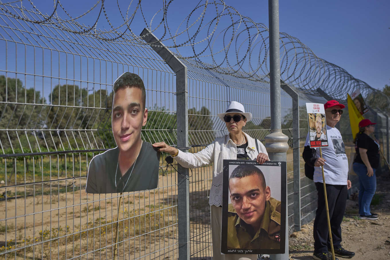Varda Ben Baruch med en bild av sitt barnbarn Edan Alexander vid en manifestation i södra Israel nära gränsen till Gaza i april. Foto: Ohad Zwigenberg/AP/TT